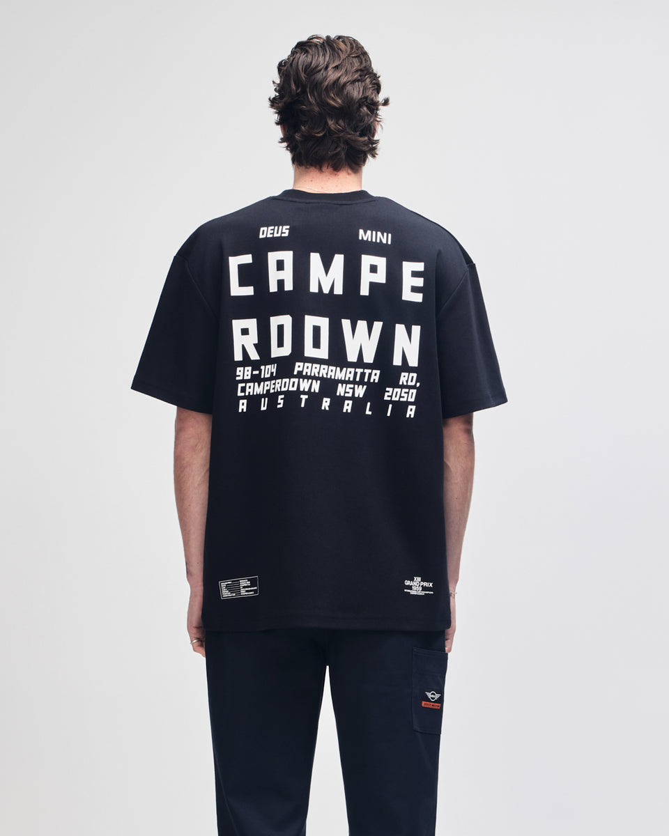 T-shirt Deus Camperdown Address – Coupe Régulière Gris – Logo Deus – Neuf Avec étiquette