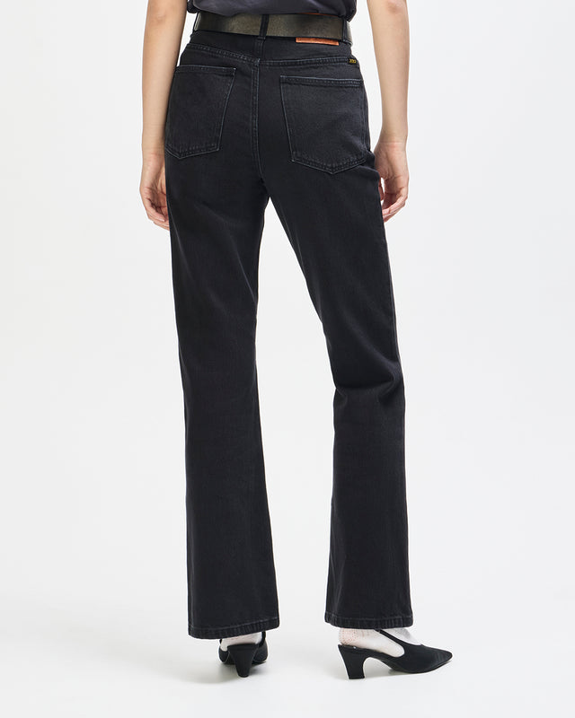Curve Line Bootcut Jean - Washed Black